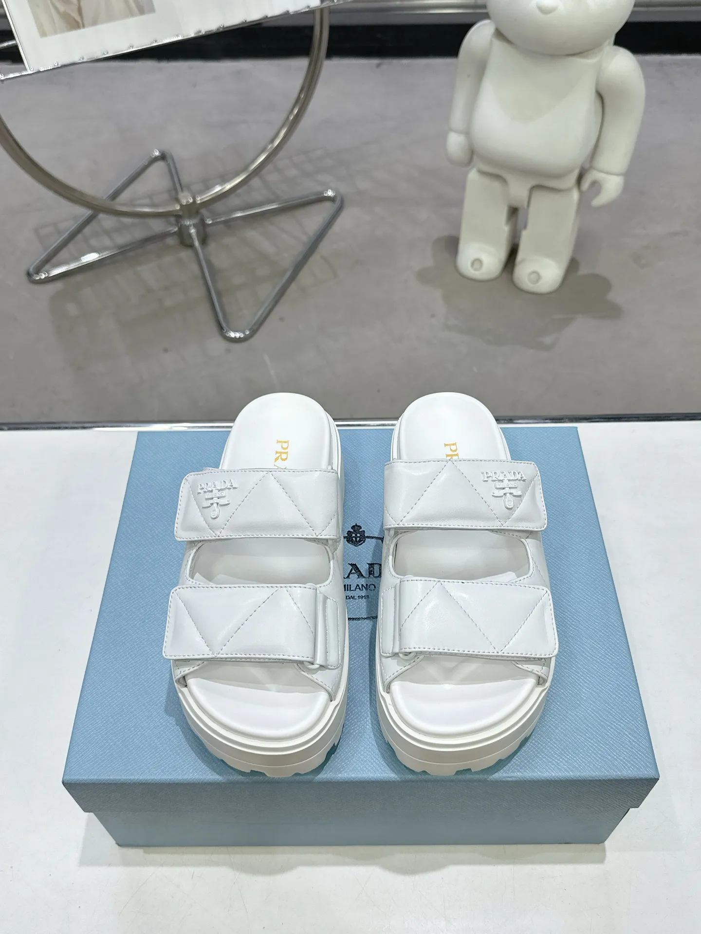 👟👟Ex-factory price 440👟👟 PRADA 2025 vs spring and summer popular sandals series... [Thick-soled double-button sandals] Original 1:1 customization, this year's most fashionable and popular retro British style, simple and elegant, all styles are good-looking, platform thick soles make you slimmer and taller, very comfortable, fashionable and versatile... Many Internet celebrities are on their feet. These platform round-toe thick-soled shoes are very popular this year. They can be worn (increased) for both leisure and leisure. ❶Material: Customized imported calf leather ❷Inner: Customized imported sheepskin ❸Outsole: Original molded ultra-light outsole ❹Sole thickness: 5.5cm ❺Number of yards: 35-40 ❻Packaging: Original full set of packaging ☀Color: Official website updated simultaneously